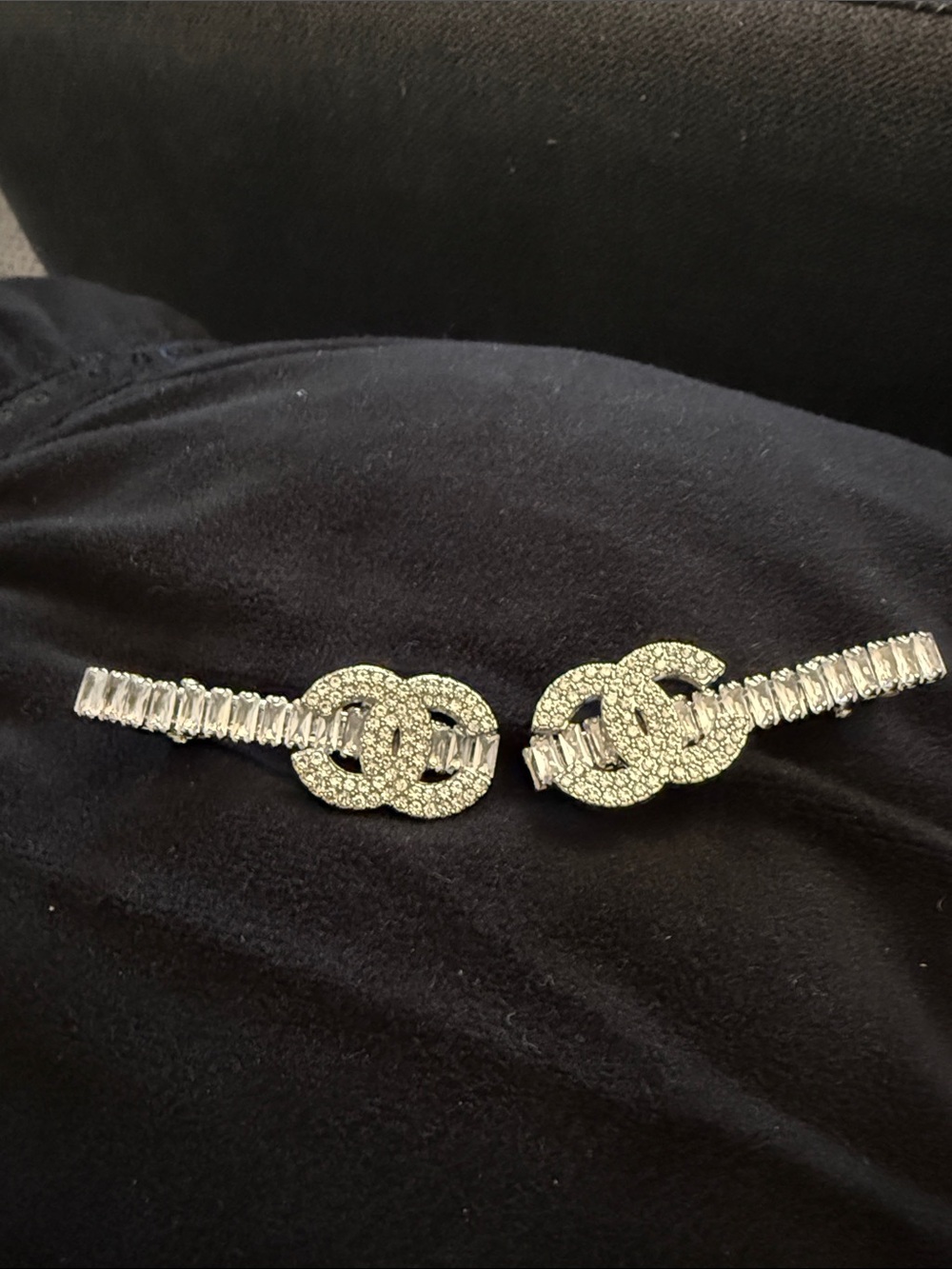 Crystal Interlocking CC Logo aligator Hair clips - Silver Rhinestones